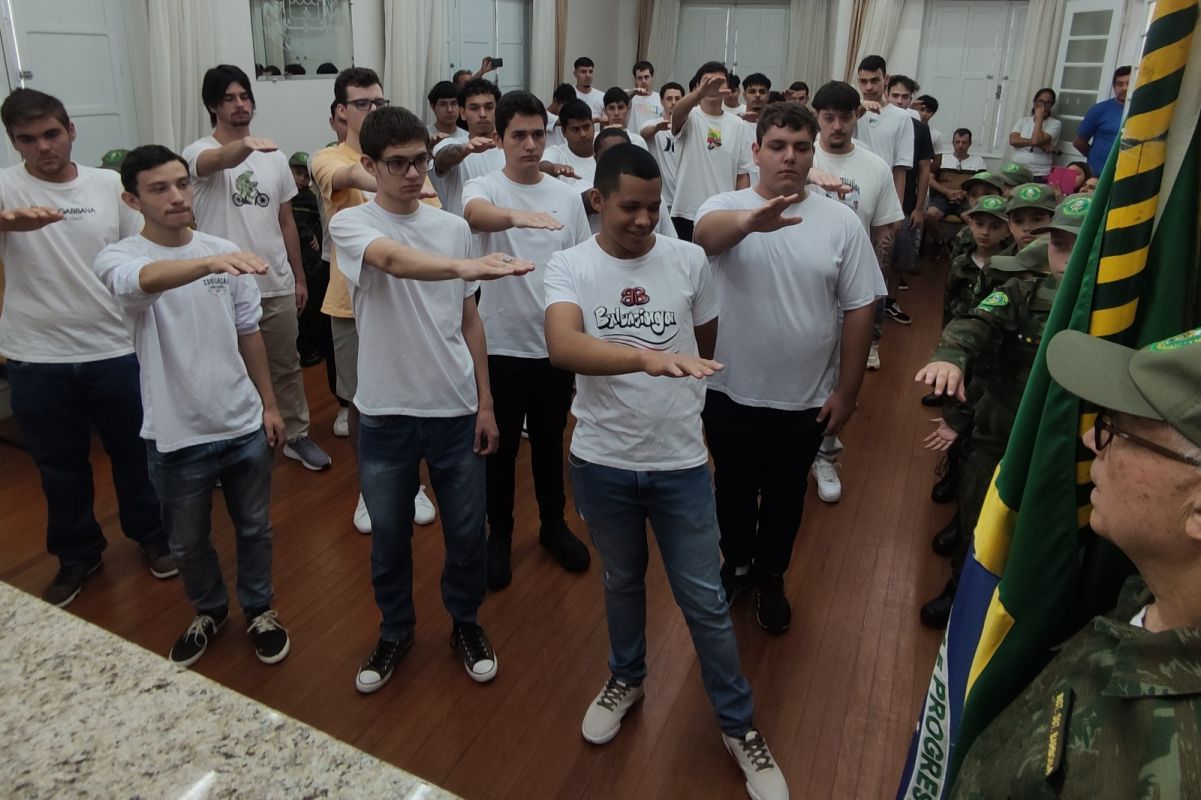 JOVENS DISPENSADOS DO SERVIÇO MILITAR REALIZAM JURAMENTO À BANDEIRA 