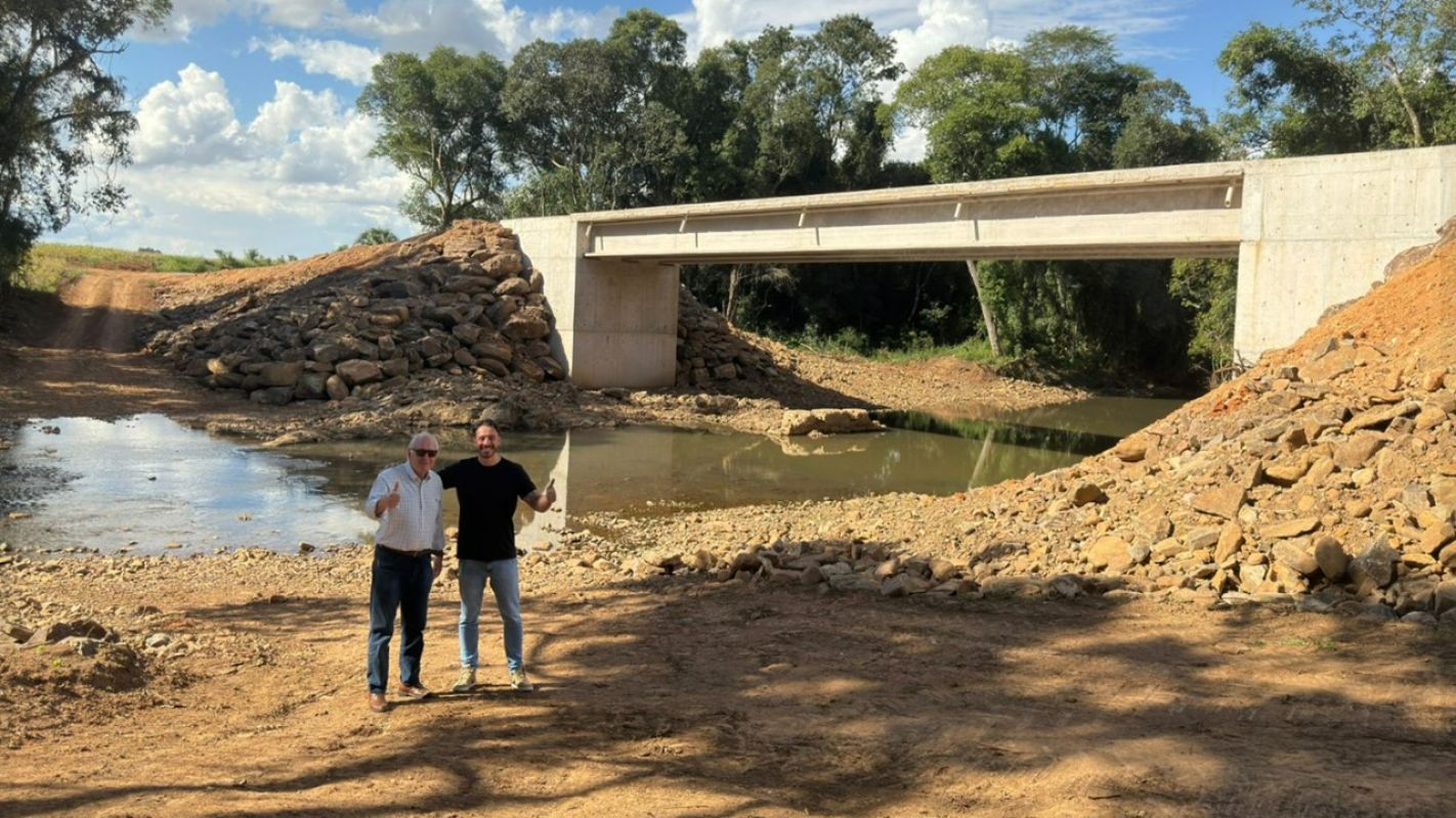 PREFEITO DE ESPUMOSO GERSON MACHADO VISITA PONTE CONCLUÍDA NO INTERIOR