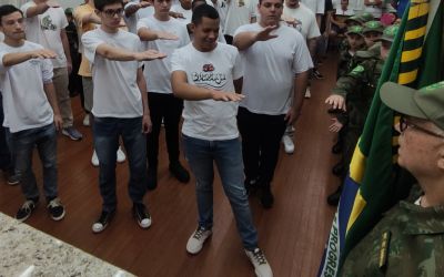 JOVENS DISPENSADOS DO SERVIÇO MILITAR REALIZAM JURAMENTO À BANDEIRA 