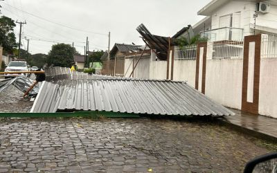 VENDAVAL CAUSA ESTRAGOS EM BAIRROS DE SOLEDADE NA MANHÃ DESTA SEXTA-FEIRA (09)