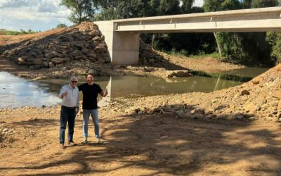 PREFEITO DE ESPUMOSO GERSON MACHADO VISITA PONTE CONCLUÍDA NO INTERIOR