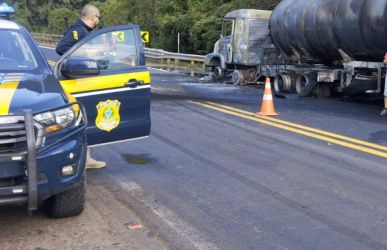 CARRETA CARREGADA COM MELAÇO PEGA FOGO NA BR-386 E PROVOCA LONGO CONGESTIONAMENTO