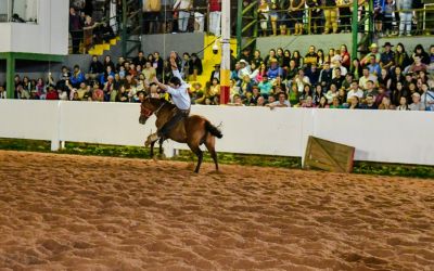 PÚBLICO LOTOU ARQUIBANCADAS PARA ACOMPANHAR A GINETEADA NO RODEIO INTERNACIONAL DE SOLEDADE
