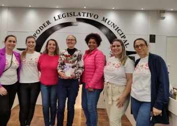 MEDALHA DO MÉRITO COMUNITÁRIO É CONCEDIDA À DENISE PIEREZAN PELA CÂMARA MUNICIPAL DE VEREADORES