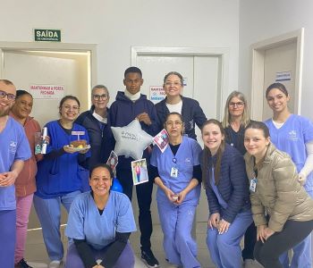 UM GESTO QUE RENOVA A VIDA: PAI DOA RIM AO FILHO E EMOCIONA EQUIPE DO HC FREI CLEMENTE