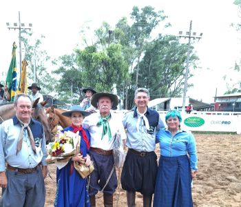 CASAL GILBERTO JACOBY DA SILVA BRUM E MARIA FÁTIMA DE FREITAS BRUM É HOMENAGEADO NO RODEIO INTERNACIONAL DE SOLEDADE