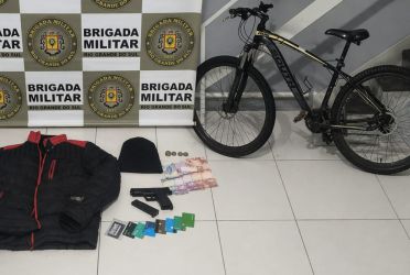 BRIGADA MILITAR PRENDE INDIVÍDUO E APREENDE ADOLESCENTE POR ROUBO A ESTABELECIMENTO COMERCIAL EM NÃO-ME-TOQUE
