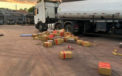POLÍCIA FEDERAL APREENDE CARRETA COM CERCA DE 8 TONELADAS DE DROGAS, ARMA E MUNIÇÕES EM ÁGUA CLARA/MS