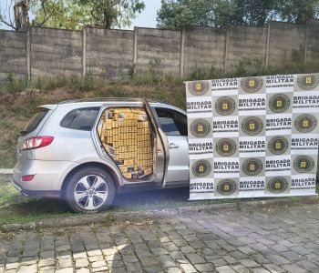 BRIGADA MILITAR PRENDE HOMEM E APREENDE CARGA DE CIGARROS CONTRABANDEADOS NA RSC-153 EM BARROS CASSAL