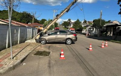 Motorista passa mal e colide veículo em poste no bairro das Fontes em Soledade